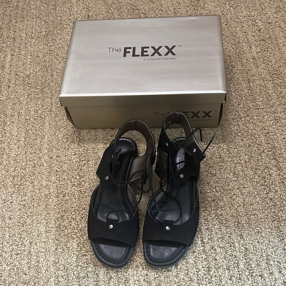 **NEVER WORN** The Flexx Sandals